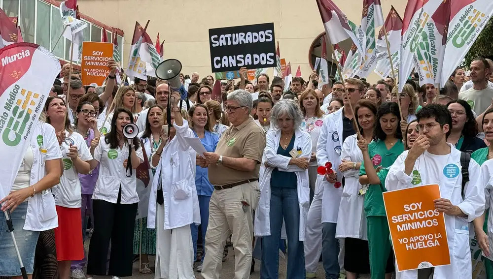 300 médicos se han concentrado a primera hora de la mañana a las puertas del hospital Virgen de la Arrixaca de Murcia
