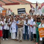 300 médicos se han concentrado a primera hora de la mañana a las puertas del hospital Virgen de la Arrixaca de Murcia