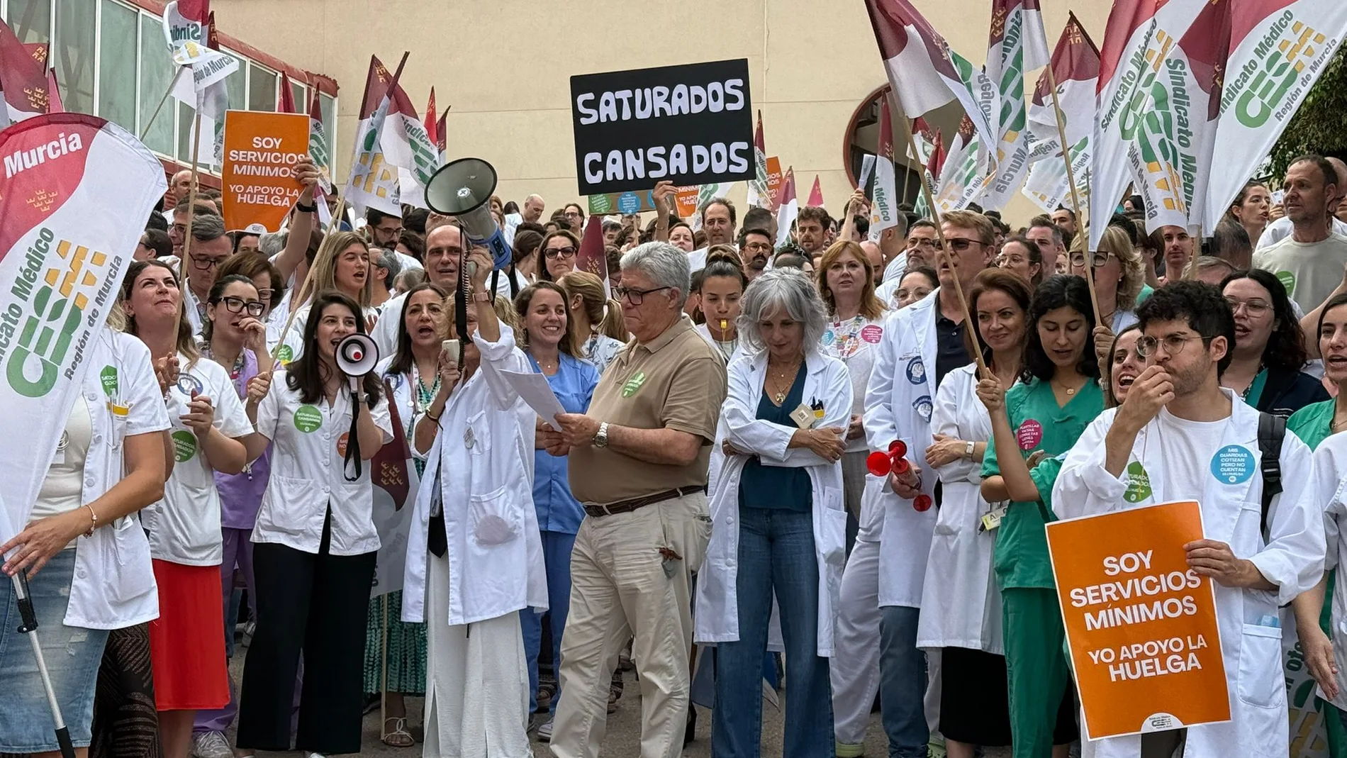 300 médicos se han concentrado a primera hora de la mañana a las puertas del hospital Virgen de la Arrixaca de Murcia