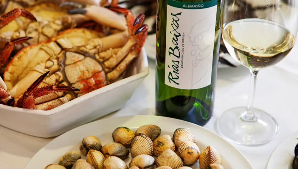 Imagen de una comida acompañada de un vino DO Rías Baixas