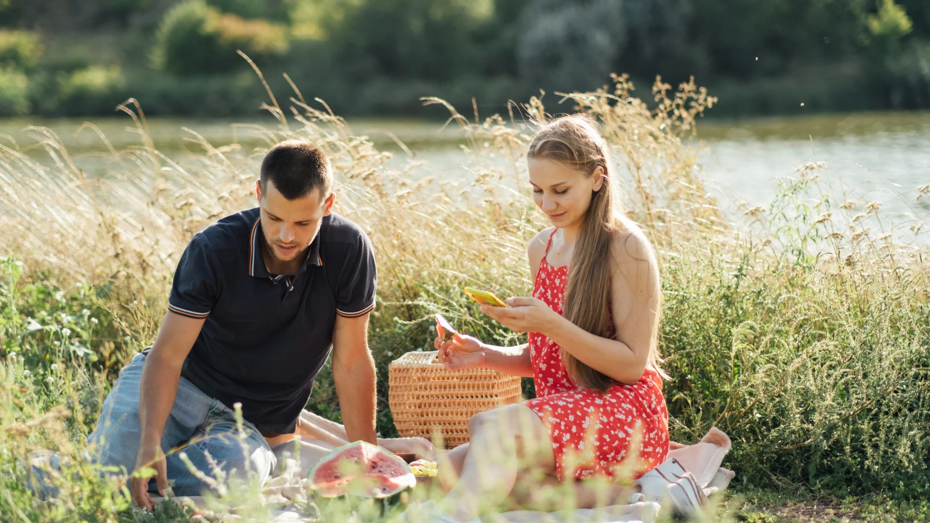 ¿Qué es el 'phubbing'? El gesto que rompe amistades sin que te des cuenta