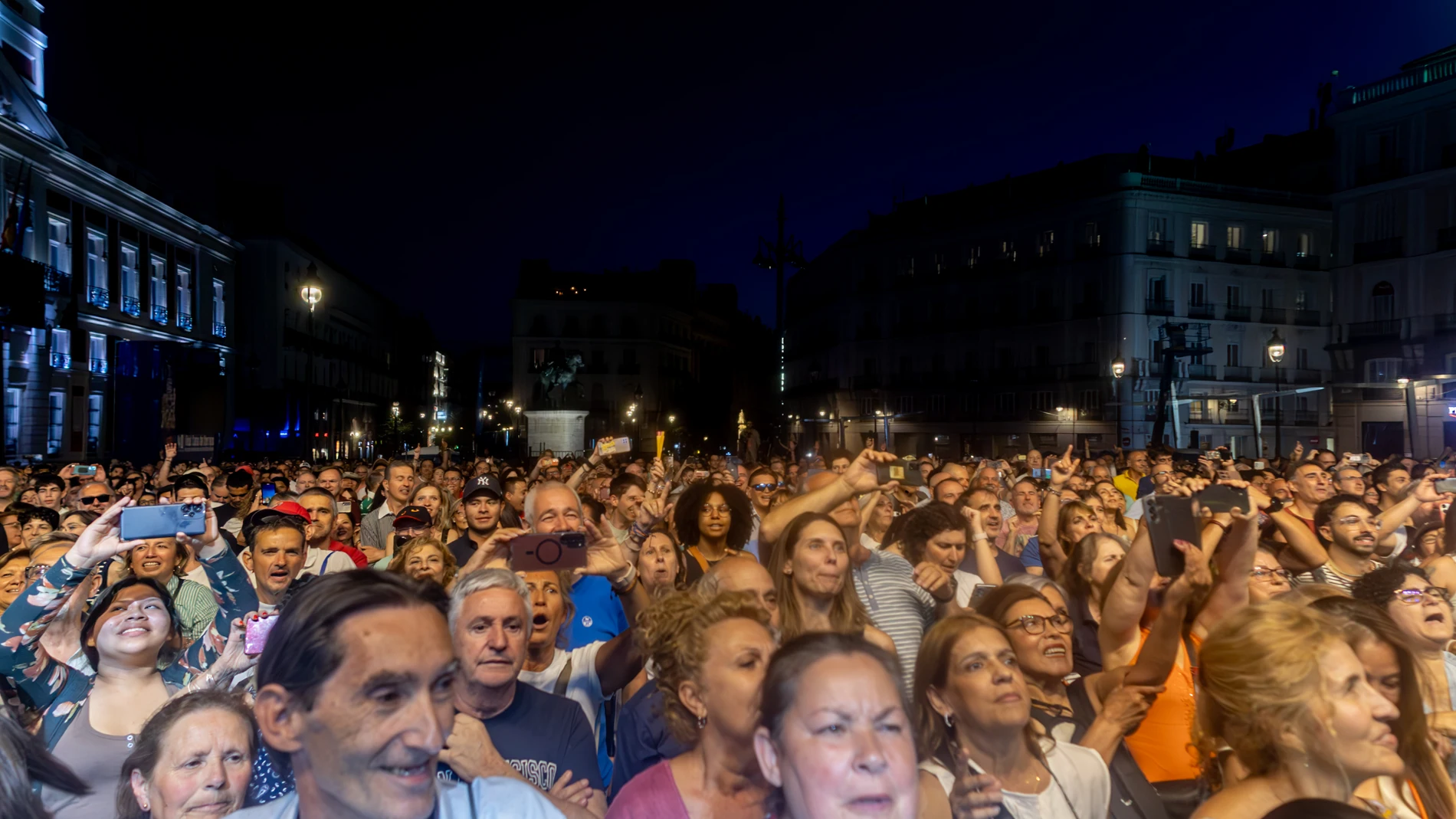 Cientos de personas durante un concierto para celebrar los 40 años de la Real Casa de Correos como sede de Gobierno, en la Puerta del Sol, a 13 de junio de 2025, en Madrid (España). Bajo el lema “En Sol y sin playa, 40 años, vaya, vaya”, más de una decena de artistas y bandas, como Sole Giménez, Jeanette, Teo Cardalda, The Refrescos, Alice Wonder o Queralt Lahoz, repasan grandes éxitos de los años 80 y 90 junto a voces emergentes. 13 JUNIO 2025;CONCIERTO;GRATIS;MÚSICOS;ARTISTAS;CANTANTES; R...