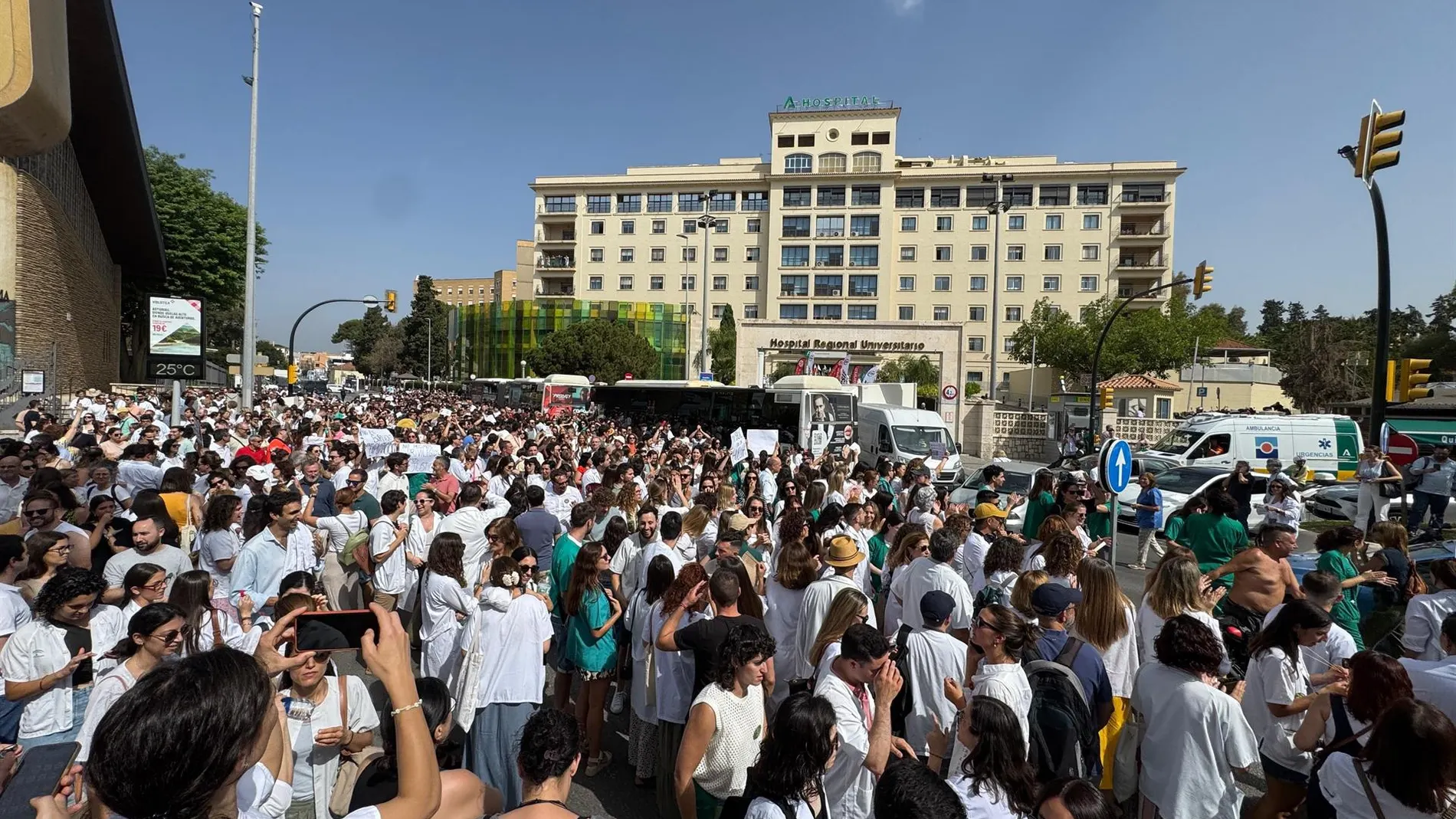 Más de 15.000 médicos, el 50% de la plantilla de Andalucía, secundan la huelga contra el Estatuto Marco