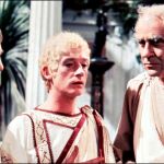 Derek Jacobi, John Hurt y George Baker en una escena