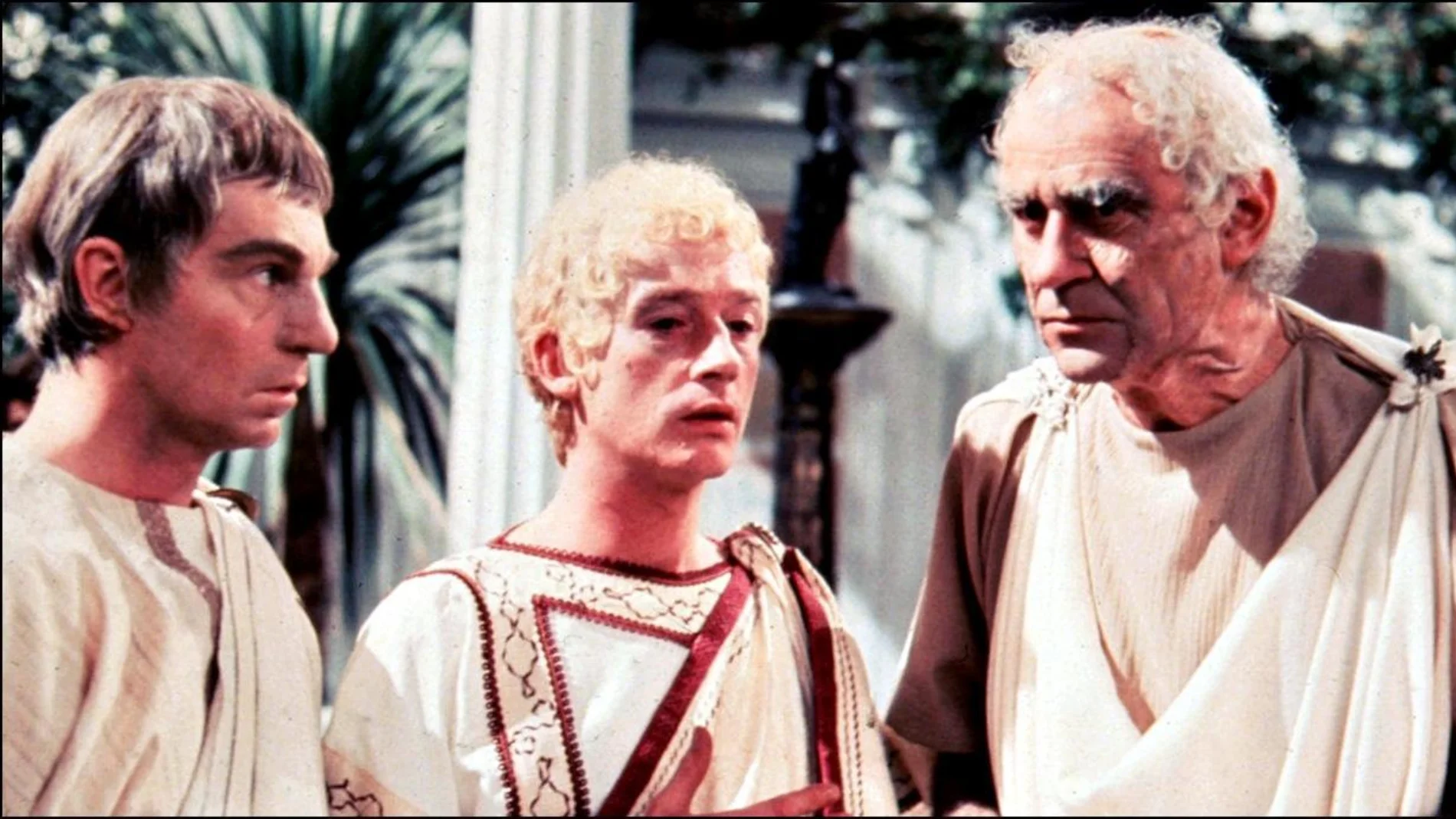 Derek Jacobi, John Hurt y George Baker en una escena