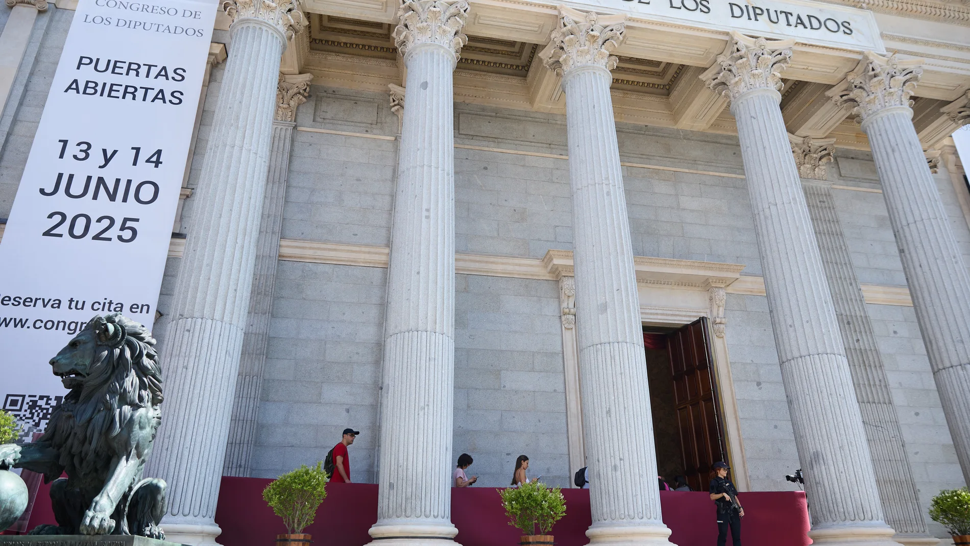 Un grupo de visitantes entran al Congreso, durante la Jornada de puertas abiertas en el Congreso de los Diputados, a 13 de junio de 2025, en Madrid (España). El Congreso de los Diputados abre hoy y mañana sus puertas al público para celebrar el aniversario de las primeras elecciones democráticas de 1977. La presidenta Francina Armengol y miembros de la mesa recibirán a los primeros asistentes que podrán recorrer espacios emblemáticos como el el Salón de los Pasos Perdidos y el Hemiciclo, dond...