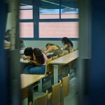 Los días 3, 4, 5 y 6 de junio, un total de 39.801 alumnos madrileños se examinan de la nueva Prueba de Acceso a la Universidad (PAU), antigua EVAU / Selectividad. que este año será más exigente ya que solo habrá un modelo de examen por asignatura y se incluirán más preguntas prácticas, unos cambios que podrían impactar en las calificaciones. En la imagen, estudiantes esta mañana antes de los exámenes en Madrid, en la Facultad de Ciencias Químicas de la Ciudad Universitaria. © Alberto R. Roldán / Diario La Razón. 03 06 2025