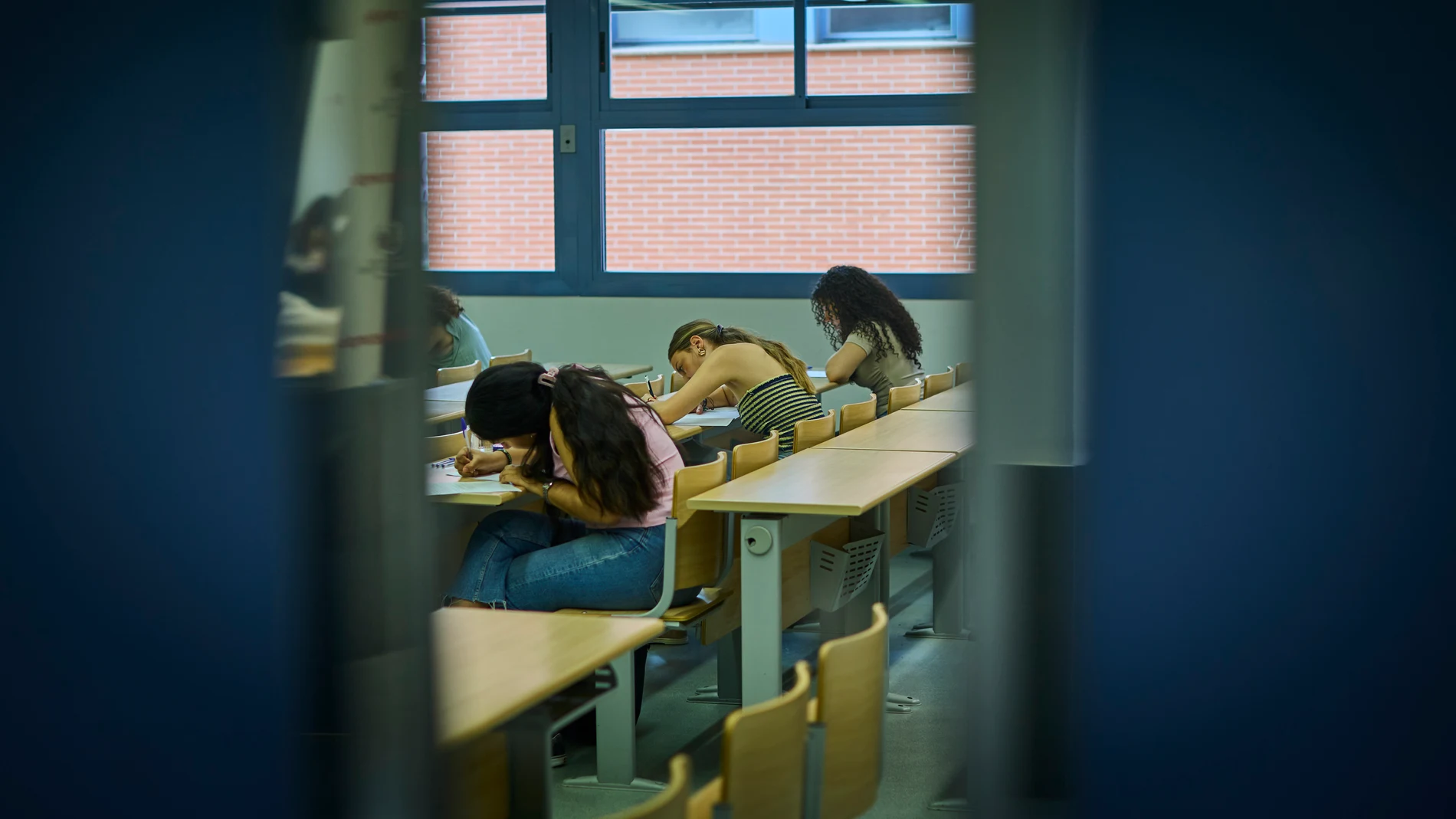 Los días 3, 4, 5 y 6 de junio, un total de 39.801 alumnos madrileños se examinan de la nueva Prueba de Acceso a la Universidad (PAU), antigua EVAU / Selectividad. que este año será más exigente ya que solo habrá un modelo de examen por asignatura y se incluirán más preguntas prácticas, unos cambios que podrían impactar en las calificaciones. En la imagen, estudiantes esta mañana antes de los exámenes en Madrid, en la Facultad de Ciencias Químicas de la Ciudad Universitaria. © Alberto R. Roldán / Diario La Razón. 03 06 2025