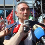 El portavoz parlamentario de IU y secretario general del PCE, Enrique Santiago visita Ponferrada