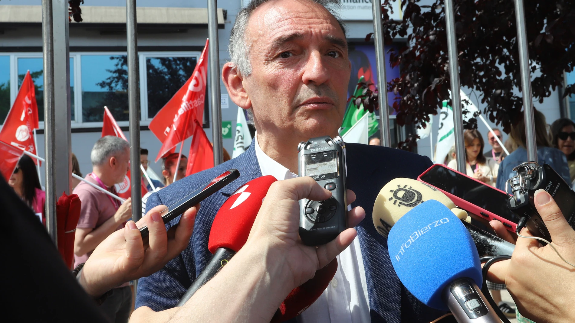 PONFERRADA (LEÓN) 13/06/2025.-El portavoz parlamentario de IU y secretario general del PCE, Enrique Santiago (c) visita este viernes Ponferrada donde muestra su apoyo a la plantilla de la empresa Teleperformance. EFE/ Ana F. Barredo