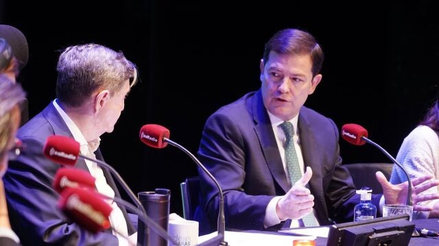 El presidente de la Junta, Alfonso Fernández Mañueco, participa en el programa 'Es la mañana de Federico', de esRadio, junto al periodista Federico Jiménez Losantos