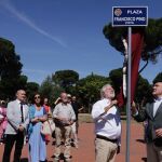 El alcalde de Valladolid, Jesús Julio Carnero, descubre la placa junto al hijo de Francisco Pino, en presencia del exalcalde Francisco Javier León de la Riva, y los concejales Mercedes Cantalapiedra, Alberto Gutiérrez Alberca y Dionisioi Alberto Cuadrado