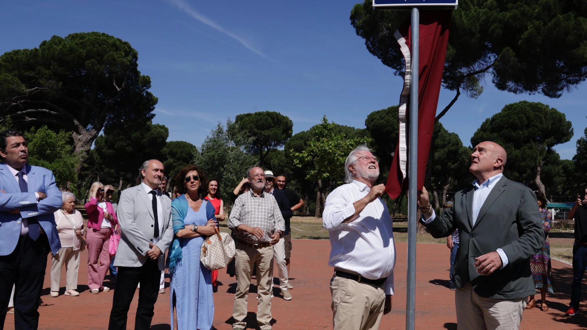 El alcalde de Valladolid, Jesús Julio Carnero, descubre la placa junto al hijo de Francisco Pino, en presencia del exalcalde Francisco Javier León de la Riva, y los concejales Mercedes Cantalapiedra, Alberto Gutiérrez Alberca y Dionisioi Alberto Cuadrado