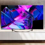 El televisor Hisense 55U7KQ tiene un diseño moderno y elegante