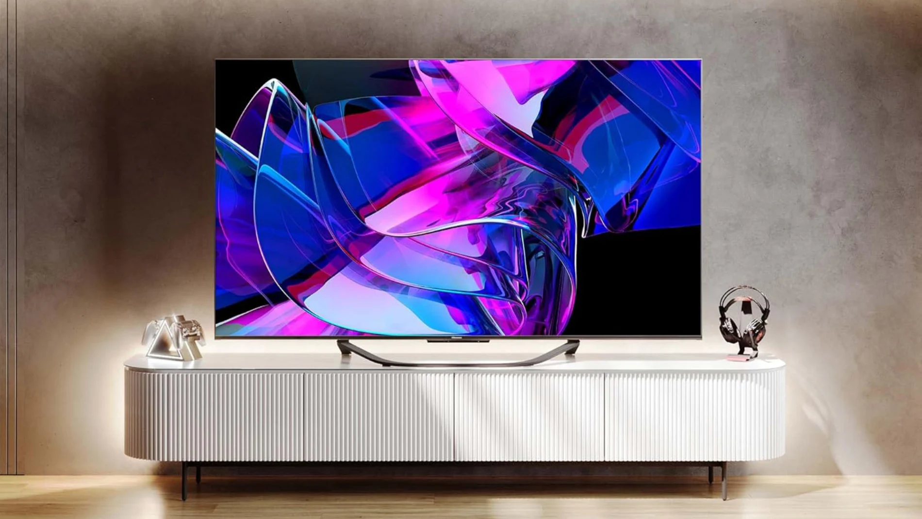 El televisor Hisense 55U7KQ tiene un diseño moderno y elegante