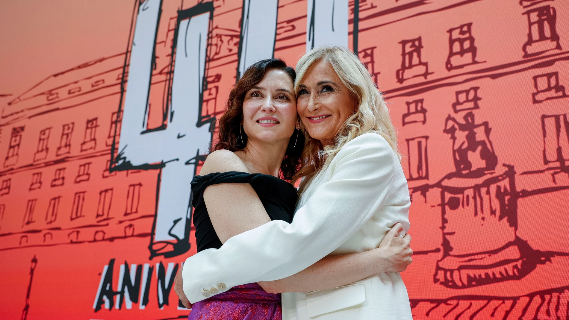 MADRID, 13/06/2025.- La presidenta de la Comunidad de Madrid, Isabel Díaz Ayuso, y la expresidenta Cristina Cifuentes (d) durante su intervención en el acto institucional por el 40 aniversario de la Real Casa de Correos como sede de la Presidencia de la Comunidad de Madrid, este viernes en Madrid. EFE/Daniel González