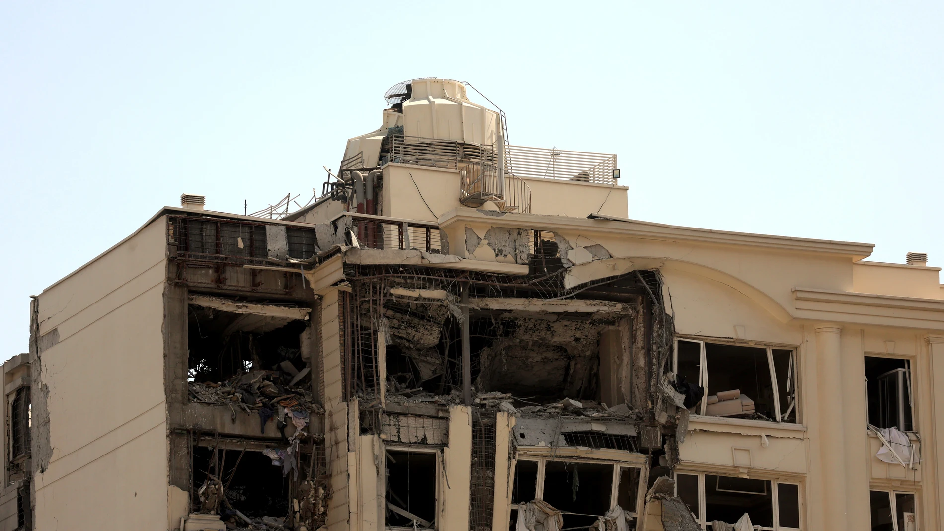 TEHRAN (IRAN(Islamic Republic Of)), 13/06/2025.- A damaged building that was hit by Israeli air strikes, north of Tehran, Iran, 13 June 2025. Israel launched strikes on Iran and its capital Tehran early 13 June, killing top military figures, including Armed Forces Chiefs of Staff Mohammad Bagheri and Chief Commander of the Islamic Revolutionary Guard Corps (IRGC) Hossein Salami, both countries confirmed. The strikes were part of Operation Rising Lion, Israel's Prime Minister Netanyahu said, a...