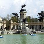 El estanque está presidido por el monumento de Alfonso XII