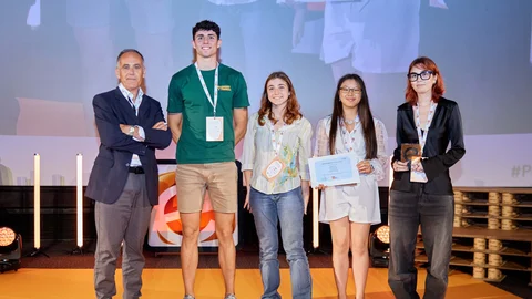 Mariana Sanz, Lorena Izquierdo, Samuel Velasco y Guiomar Liye, de la Universidad de Valladolid, reciben el reconocimiento