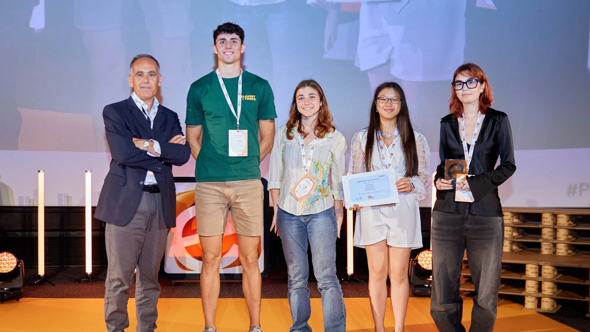 Mariana Sanz, Lorena Izquierdo, Samuel Velasco y Guiomar Liye, de la Universidad de Valladolid, reciben el reconocimiento