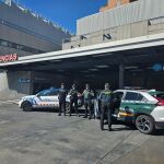 Los agentes de la Policía Local y la Guardia Civil que realizaron el traslado