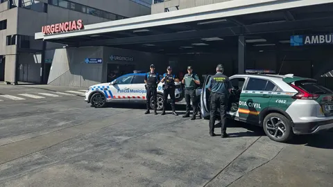 Los agentes de la Policía Local y la Guardia Civil que realizaron el traslado