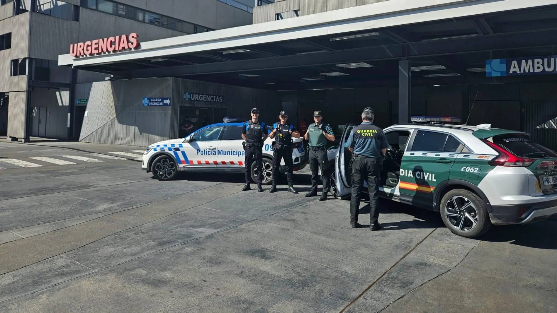 Los agentes de la Policía Local y la Guardia Civil que realizaron el traslado