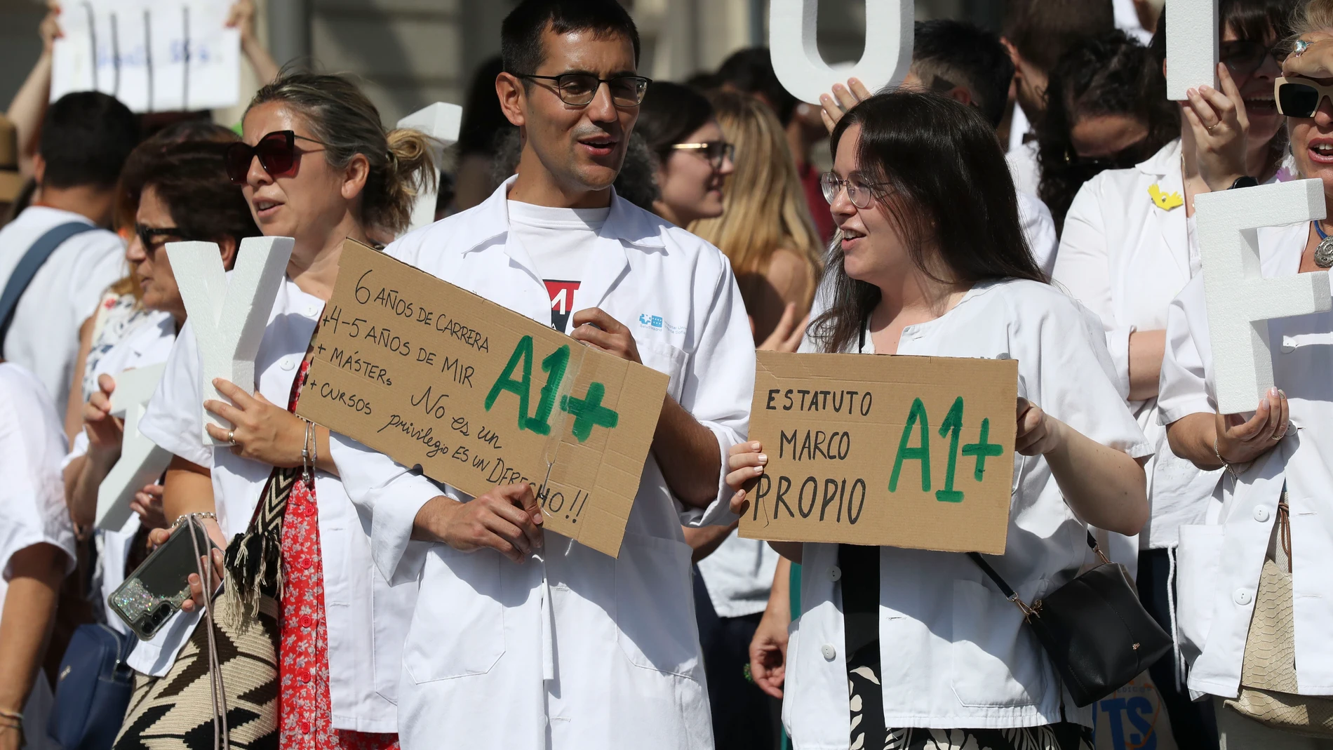 MADRID, 13/06/2025.- Vista de la concentración por la Huelga de médicos convocada por los sindicatos CESM y SMA, para rechazar la propuesta de reforma de Estatuto Marco elaborada por el Ministerio de Sanidad, este viernes frente al Congreso de Los Diputados.- EFE/ Alberto Aguado