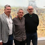 El director del Museo de Arte Contemporáneo de Castilla y León, Álvaro Rodríguez Fominaya, el artista Luis Moro y el comisario de la muestra, Fernando Castro, presentan la exposición ‘El bramido de la Tierra’