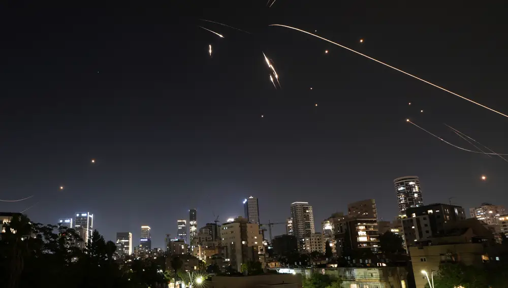 La defensa antiaérea israelí intercepta misiles iraníes en Tel Aviv