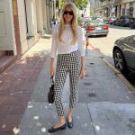Influencer con pantalones de estampado vichy.