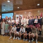 La consejera de Industria, Comercio y Empleo, Leticia García, junto a los estudiantes premiados