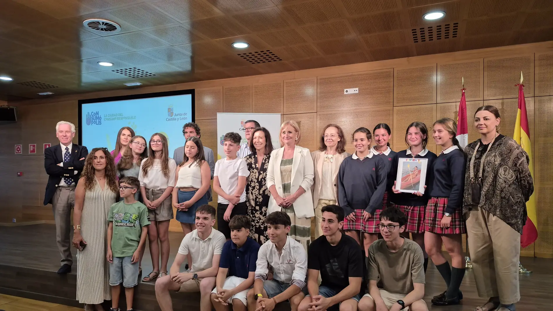 La consejera de Industria, Comercio y Empleo, Leticia García, junto a los estudiantes premiados