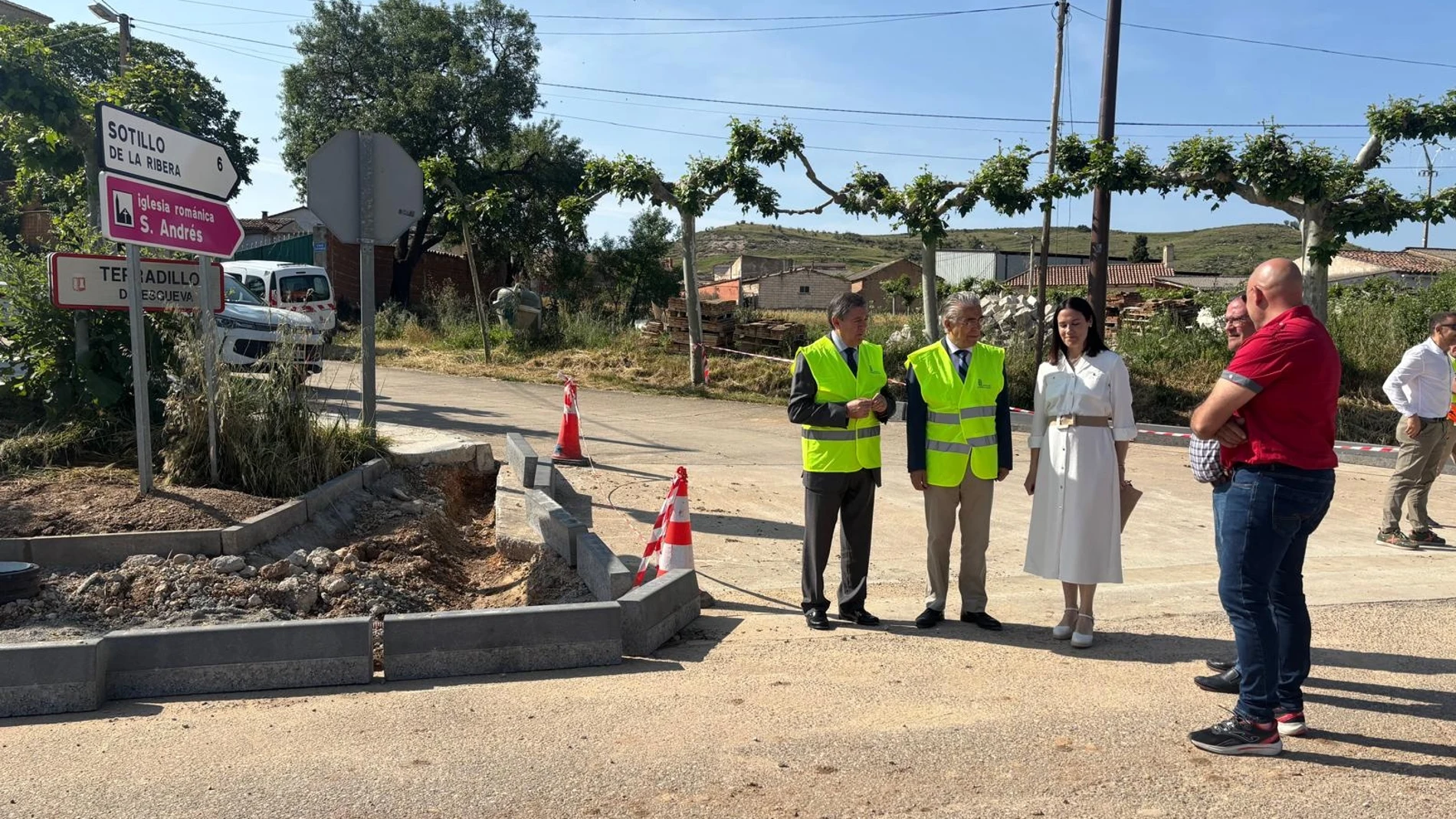 El director general de Carreteras de la Junta de Castilla y León, Jesús Puerta, visita las otras de la carretera BU-113 en Terradillos (Burgos)