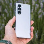 La parte trasera del Samsung Galaxy Z Fold6 en su acabado plateado