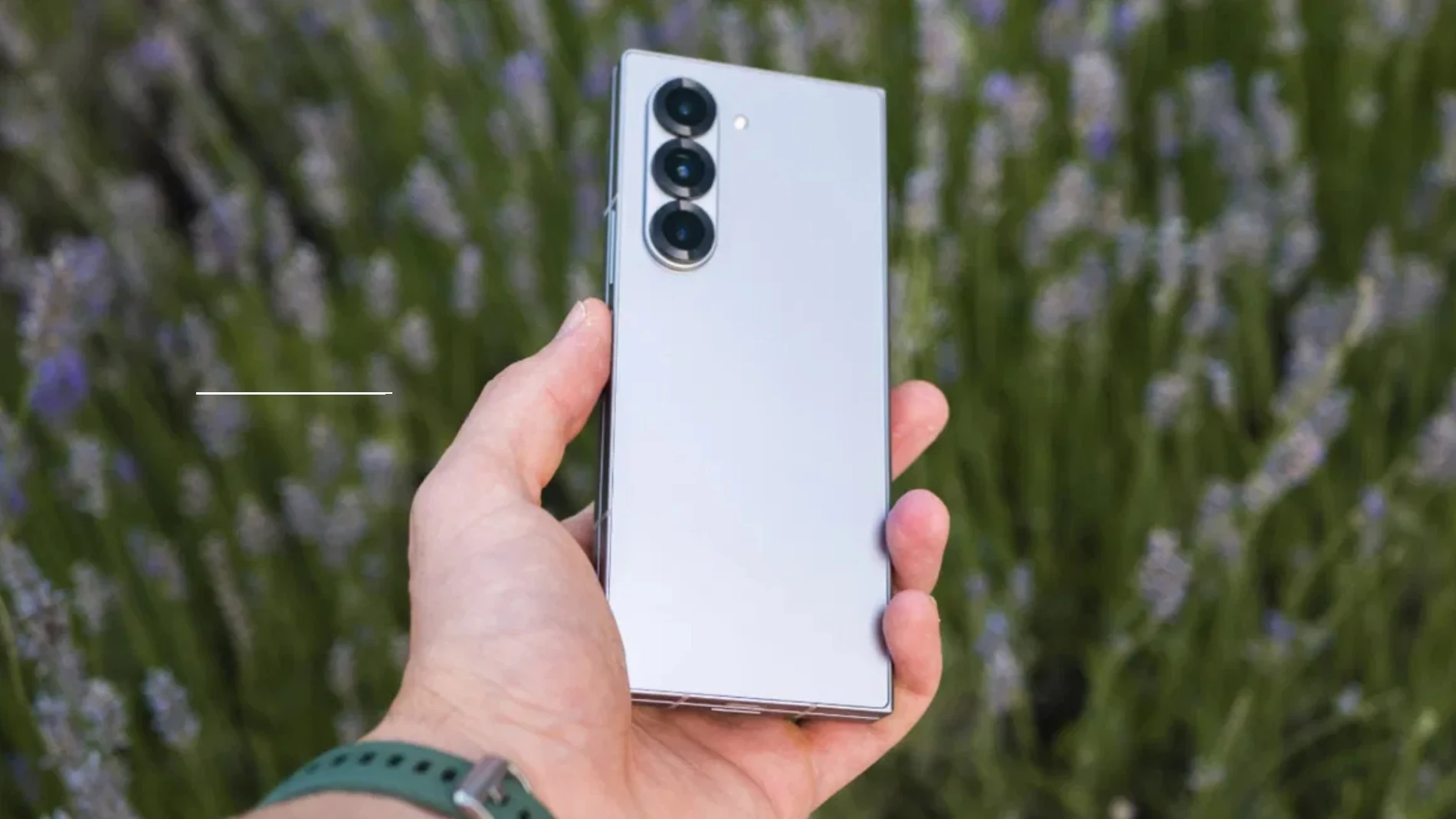 La parte trasera del Samsung Galaxy Z Fold6 en su acabado plateado