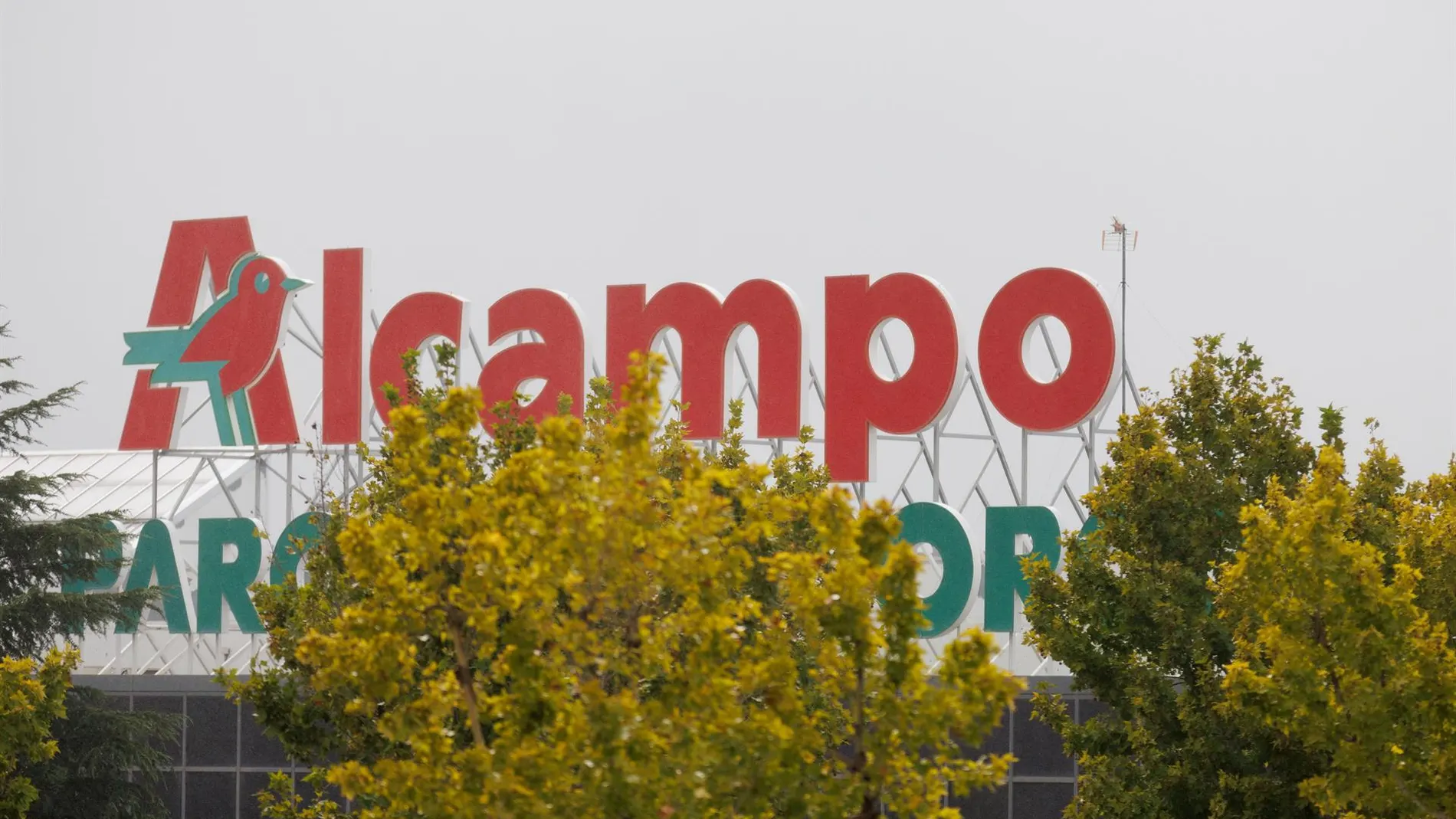 Economía.- (AMP) Acuerdo en el ERE de Alcampo: 565 despidos, 145 menos, con indemnizaciones de 35 días por año