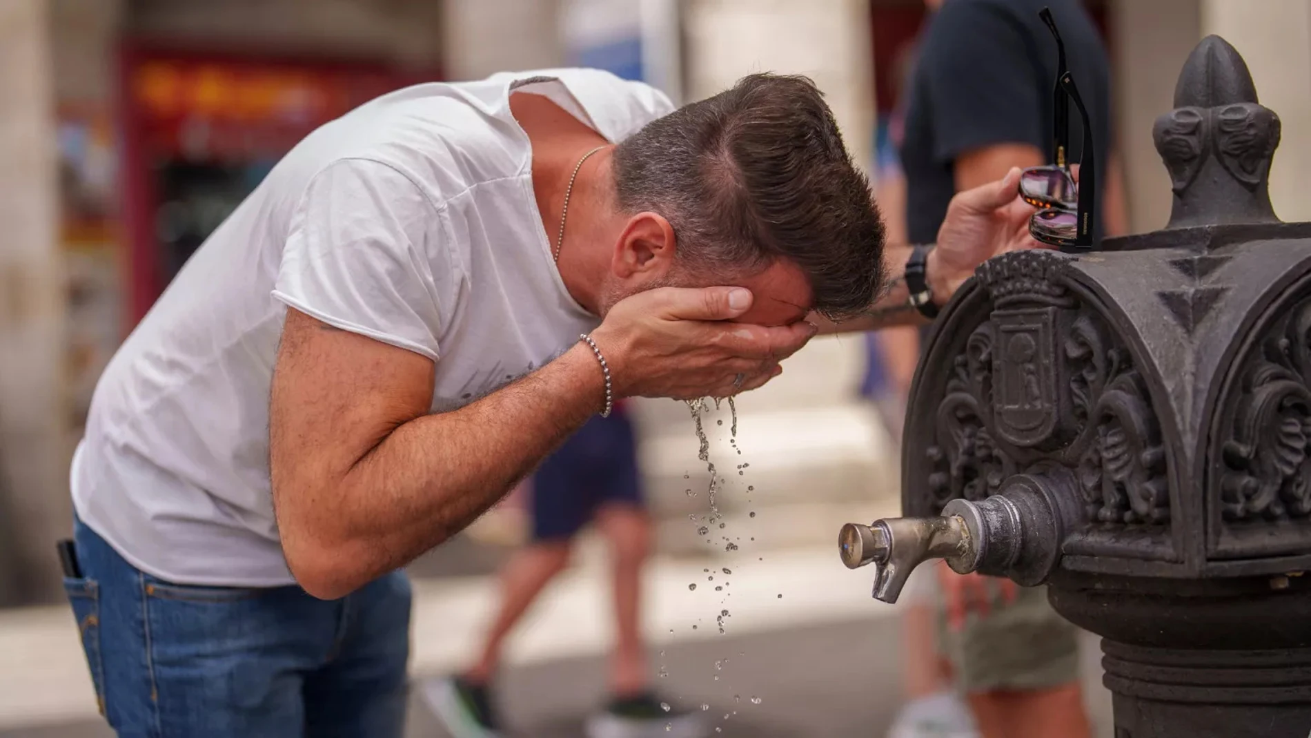 hombre pasando mucho calor