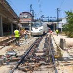 Tren descarrilado que provocó la caída de tensión en Chamartín