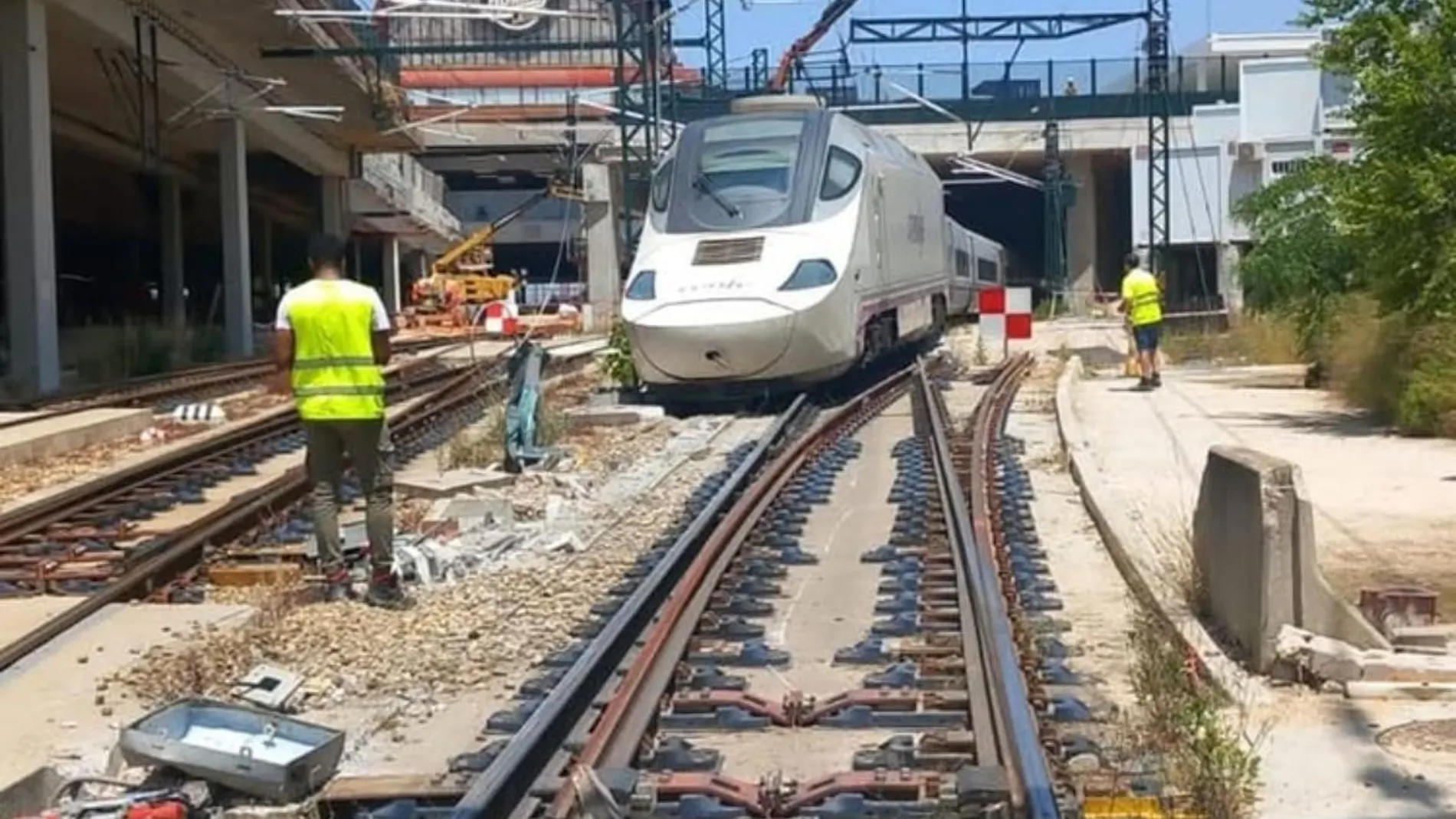Tren descarrilado que provocó la caída de tensión en Chamartín