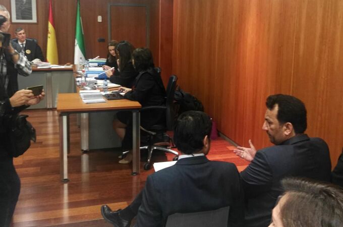 El jeque Al-Thani en la sala de vistas