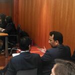 El jeque Al-Thani en la sala de vistas