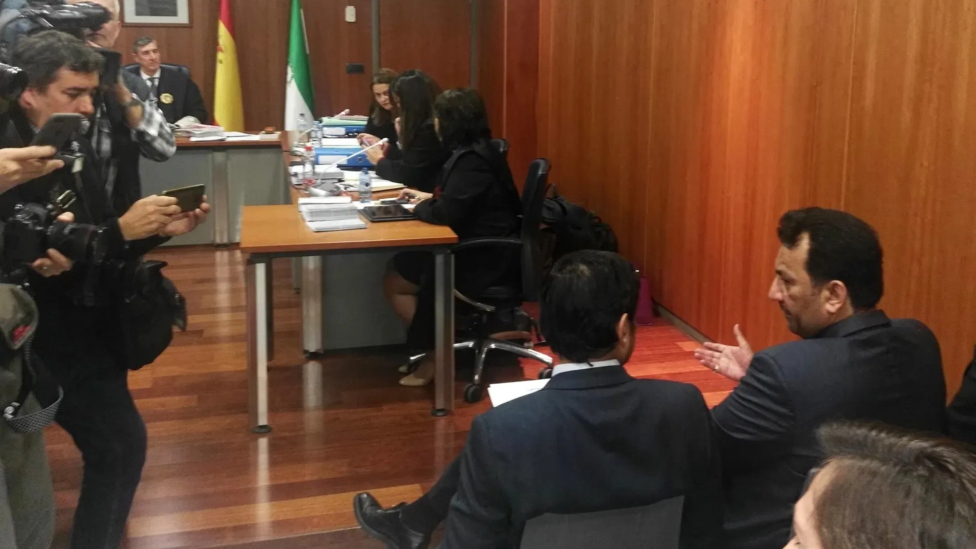 El jeque Al-Thani en la sala de vistas
