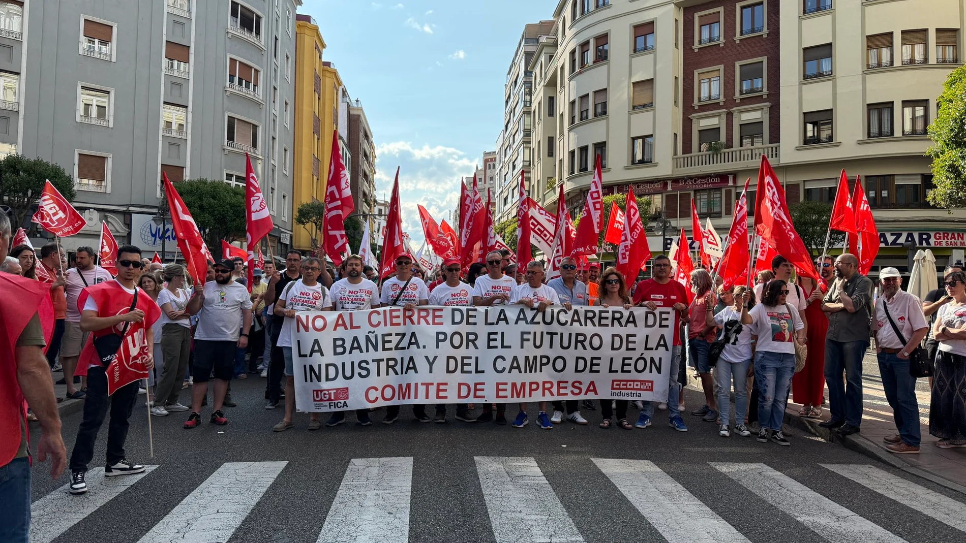 Manifestación por las calles de León en defensa de la planta de Azucarera de La Bañeza