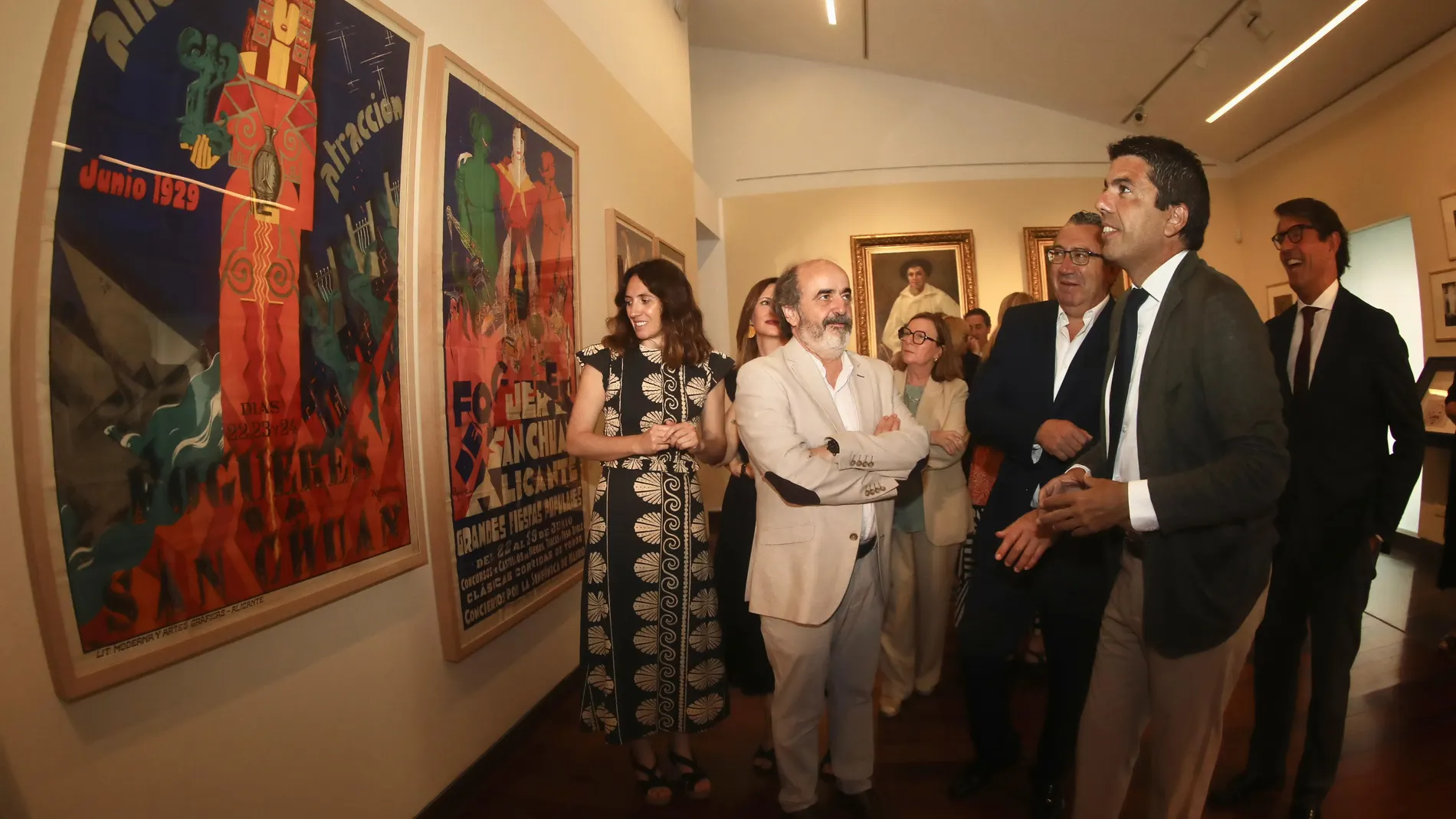 El presidente de la Generalitat, Carlos Mazón, ha visitado hoy las exposiciones de Lorenzo Aguirre en el Museo de Bellas Artes de Alicante