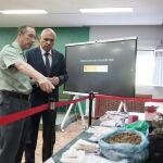 El subdelegado del Gobierno en Valladolid, Jacinto Canales, y el coronel jefe de la Comandancia de la Guardia Civil, Andrés Manuel Velarde Tazón, presentan dos operaciones relacionadas con ciberdelincuencia y droga