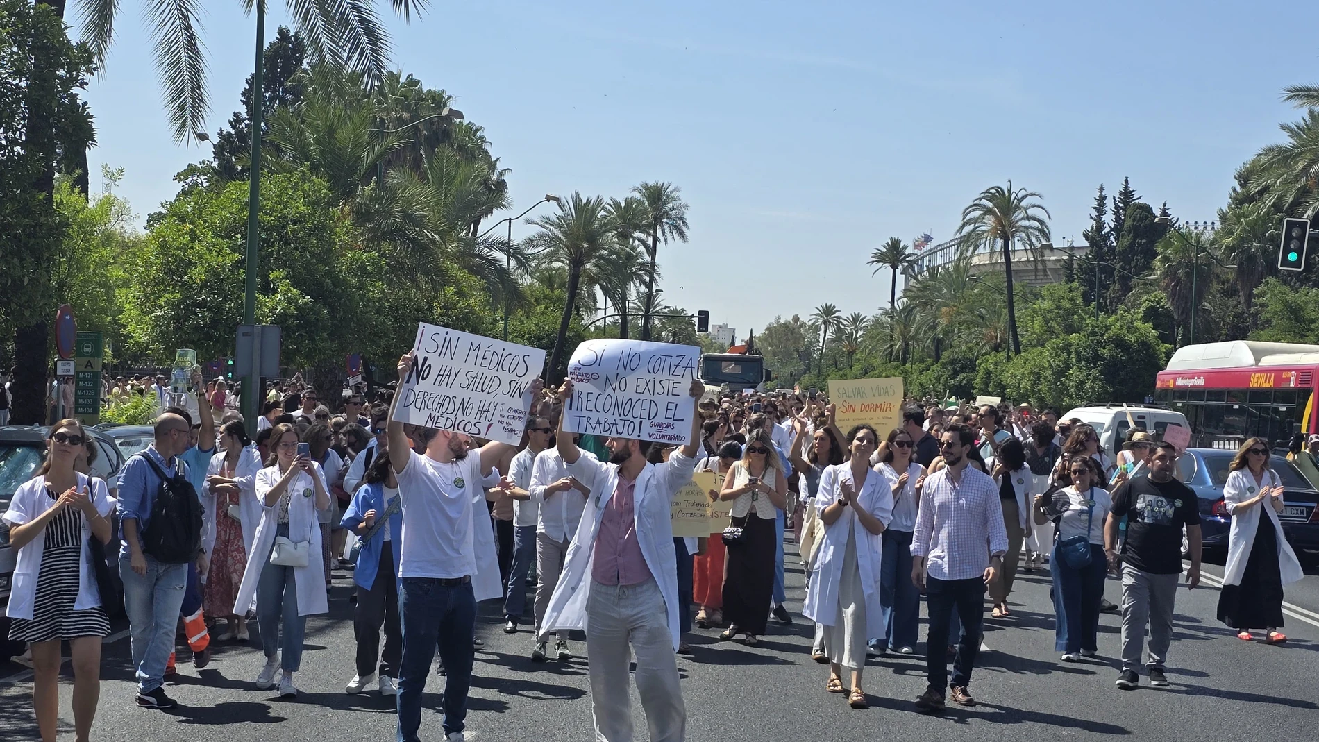Facultativos que asisten a la huelga del Sindicato Andaluz de Médicos contra el Estatuto Marco en Sevilla, cortan la avenida de la Palmera.REMITIDA / HANDOUT por SMAFotografía remitida a medios de comunicación exclusivamente para ilustrar la noticia a la que hace referencia la imagen, y citando la procedencia de la imagen en la firma13/06/2025