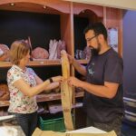 La vicepresidenta segunda y diputada del Área de Promoción Provincial y Desarrollo Rural Sostenible, Magdalena Rodríguez, visita un comercio de proximidad
