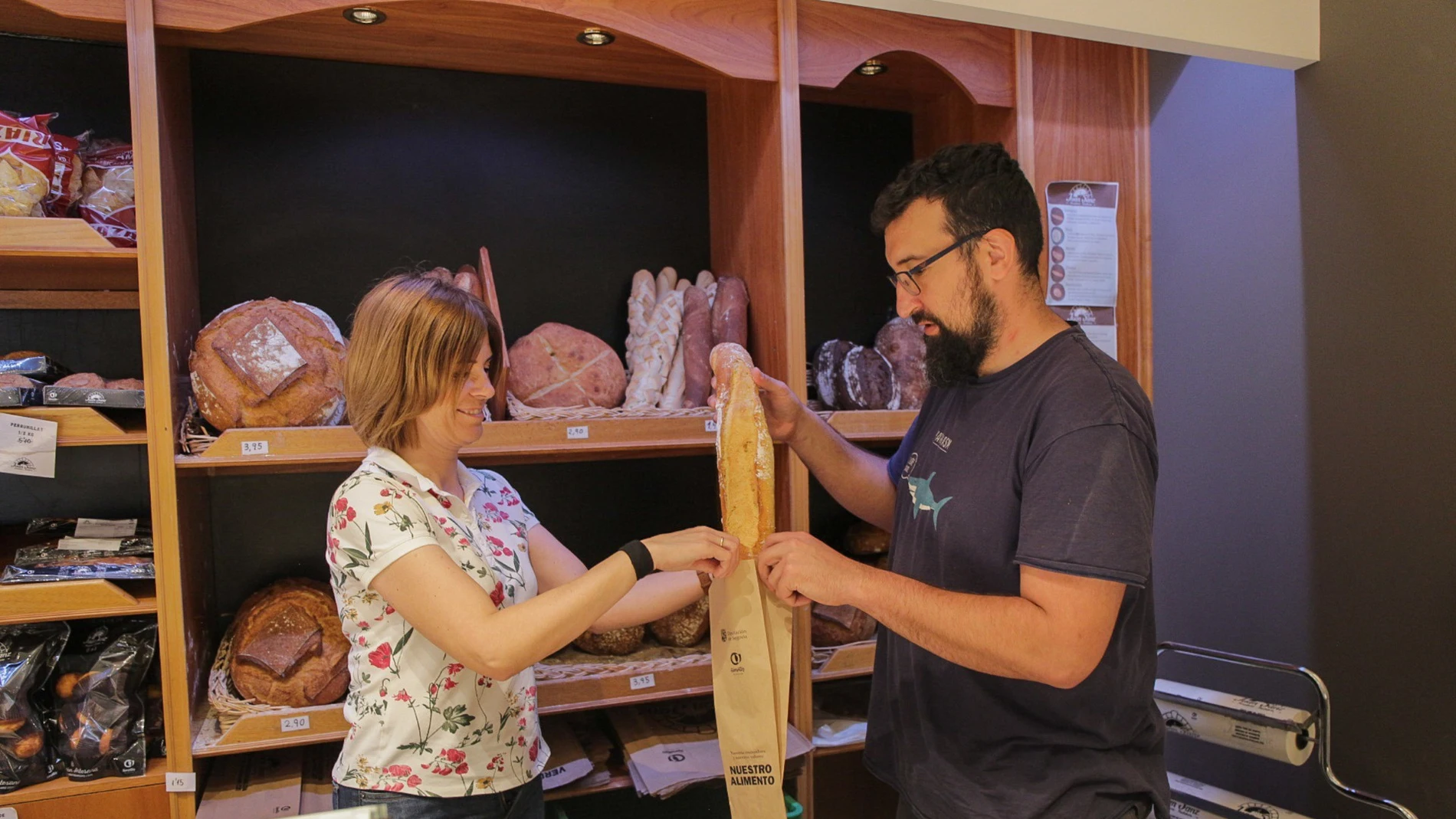 La vicepresidenta segunda y diputada del Área de Promoción Provincial y Desarrollo Rural Sostenible, Magdalena Rodríguez, visita un comercio de proximidad