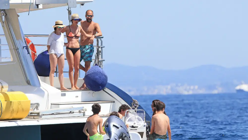 Pep Guardiola y Cristina Serra en Ibiza con su familia